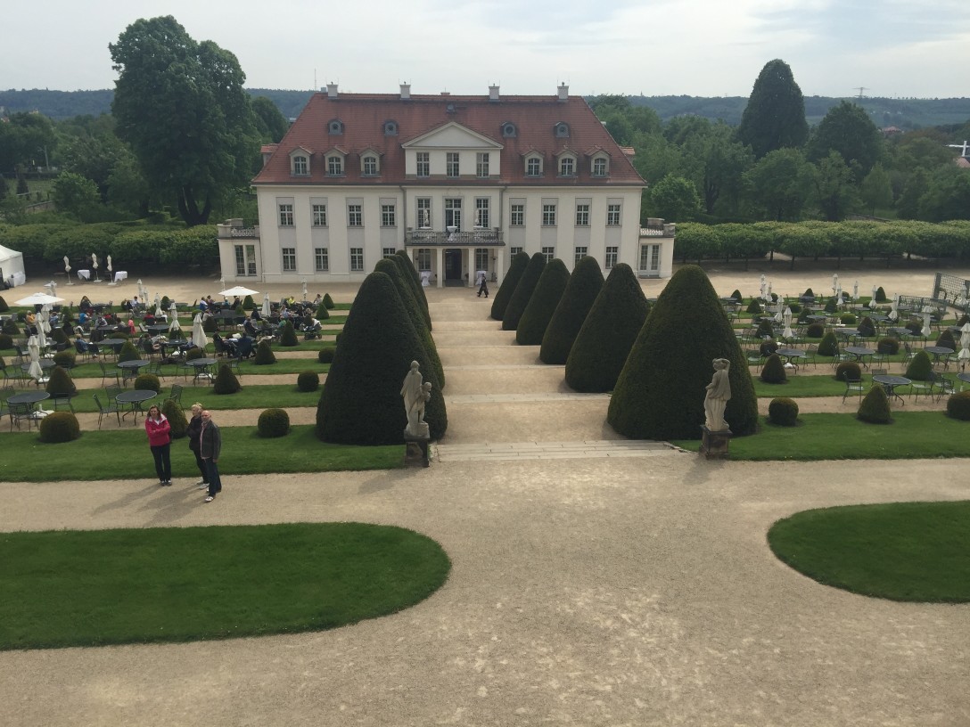 Schloss Wackerbarth, Blick vom Weinberg aufs Schloss