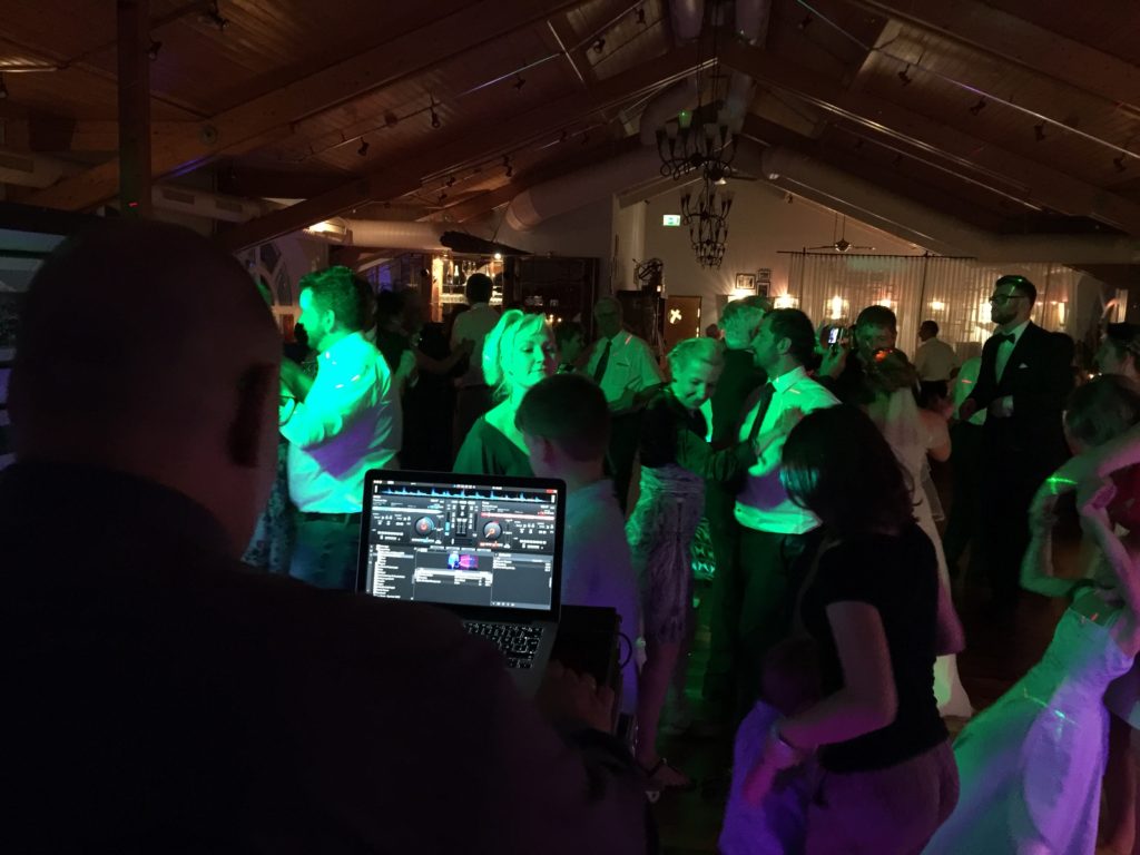 DJ Rügen Carsten Riedel, Tanzende Menschen, Seebrücke Sellin, Hochzeit Balticsaal