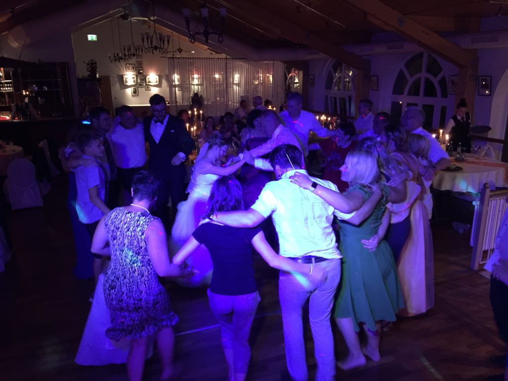 DJ Rügen Carsten Riedel, Tanzende Menschen, Seebrücke Sellin, Hochzeit Balticsaal, Super Stimmung