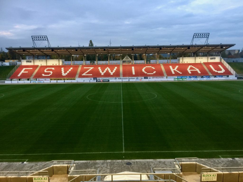 Stadion Zwickau - Foto vom Spielfeld und der Tribüne, Stadionhochzeit mit HochzeitsDJ Carsten Riedel